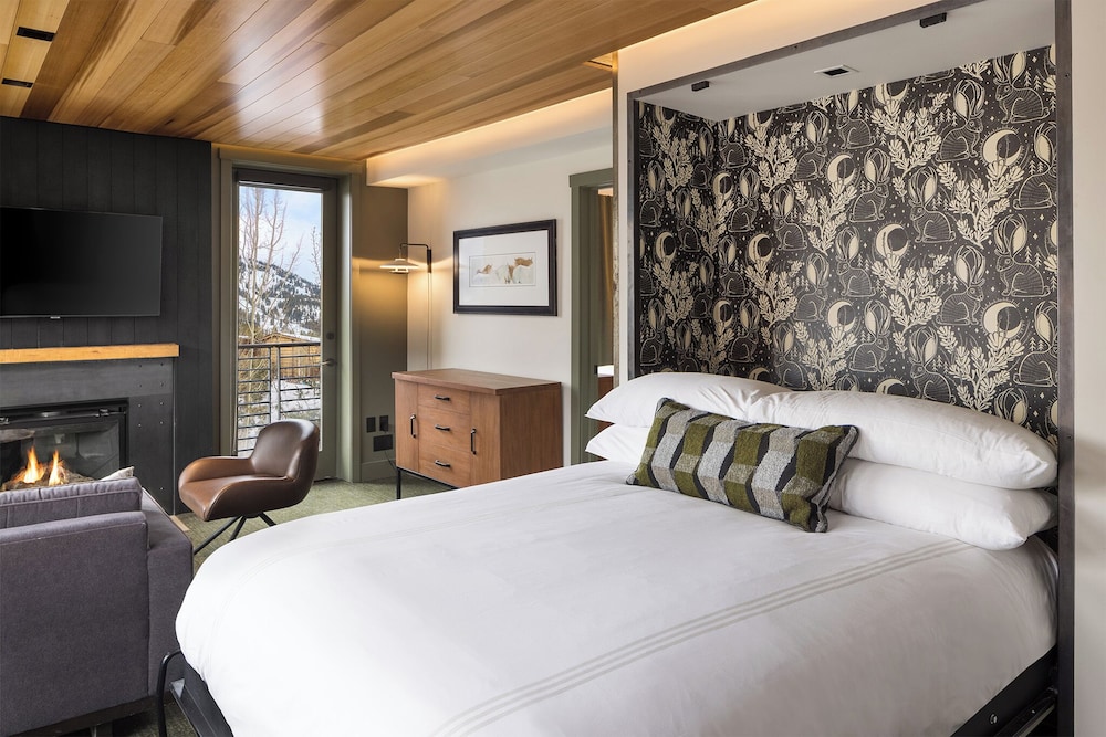 Urban, Studio, Queen Murphy Bed