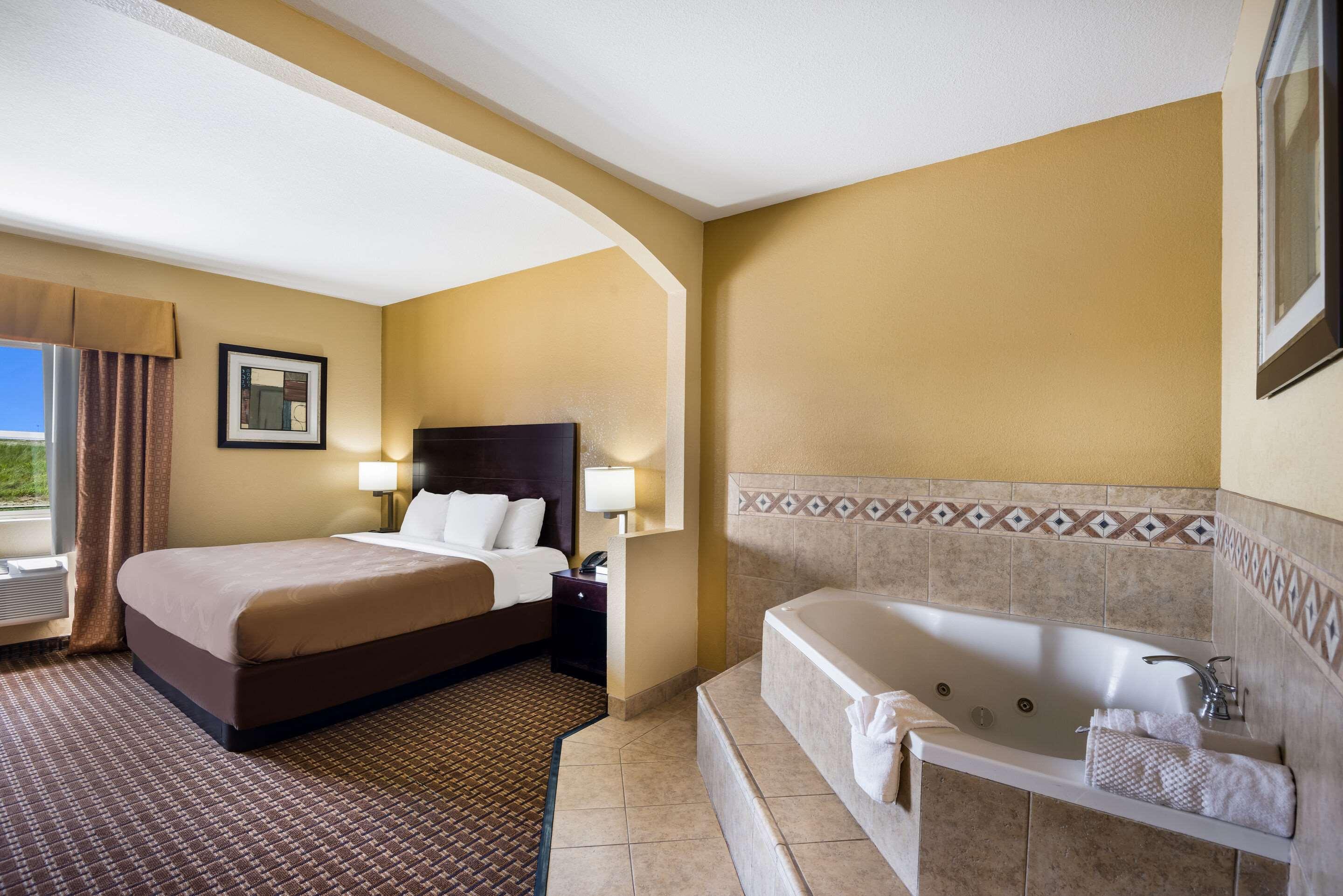 Suite, King Bed, Quality Inn Des Moines North 4/4
