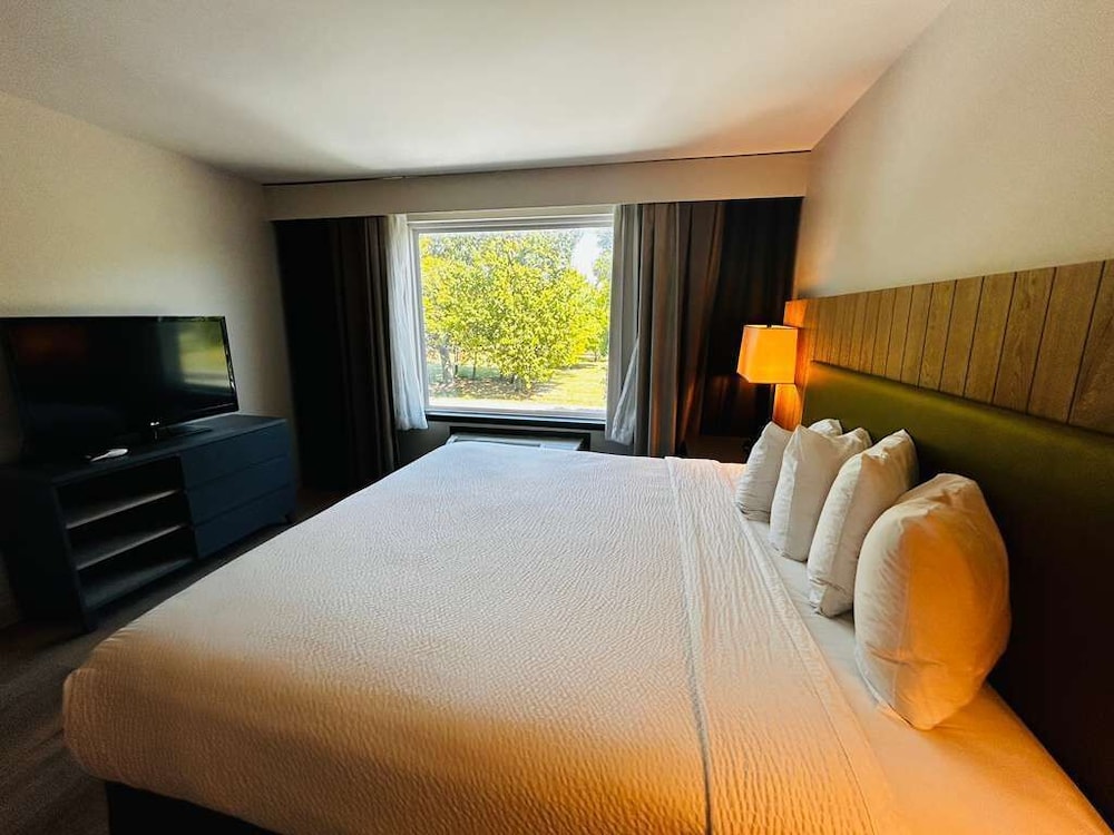 Radiant Inn and Suites Murfreesboro 15/40