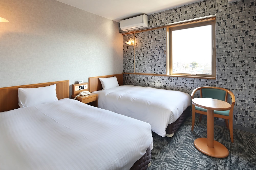 TWIN BEDS, SMOKING