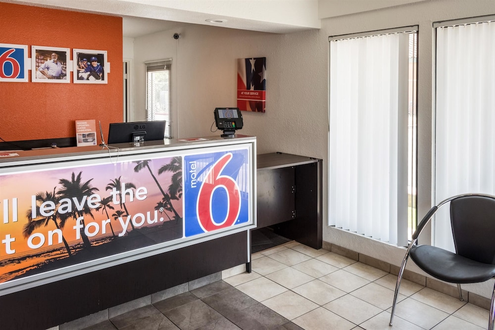 Motel6 Bakersfield, CA - Convention Center 8/37