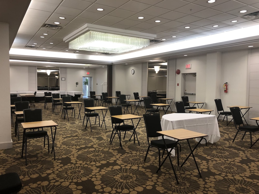 Executive Suites Hotel and Conference Centre Metro Vancouver 54/57