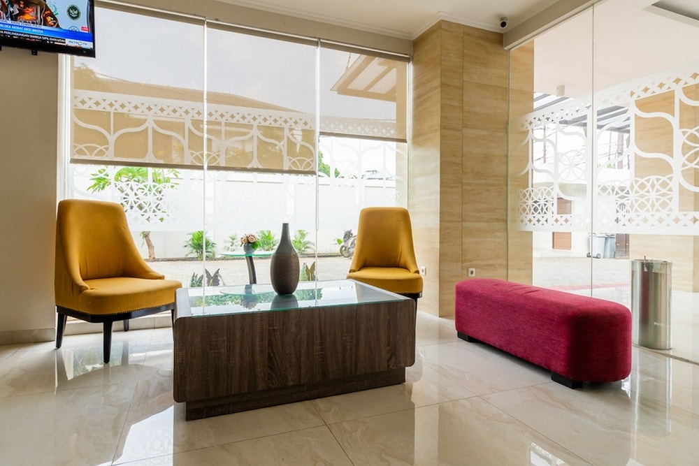 RedDoorz Plus near Lippo Mall Kemang 2 15/23