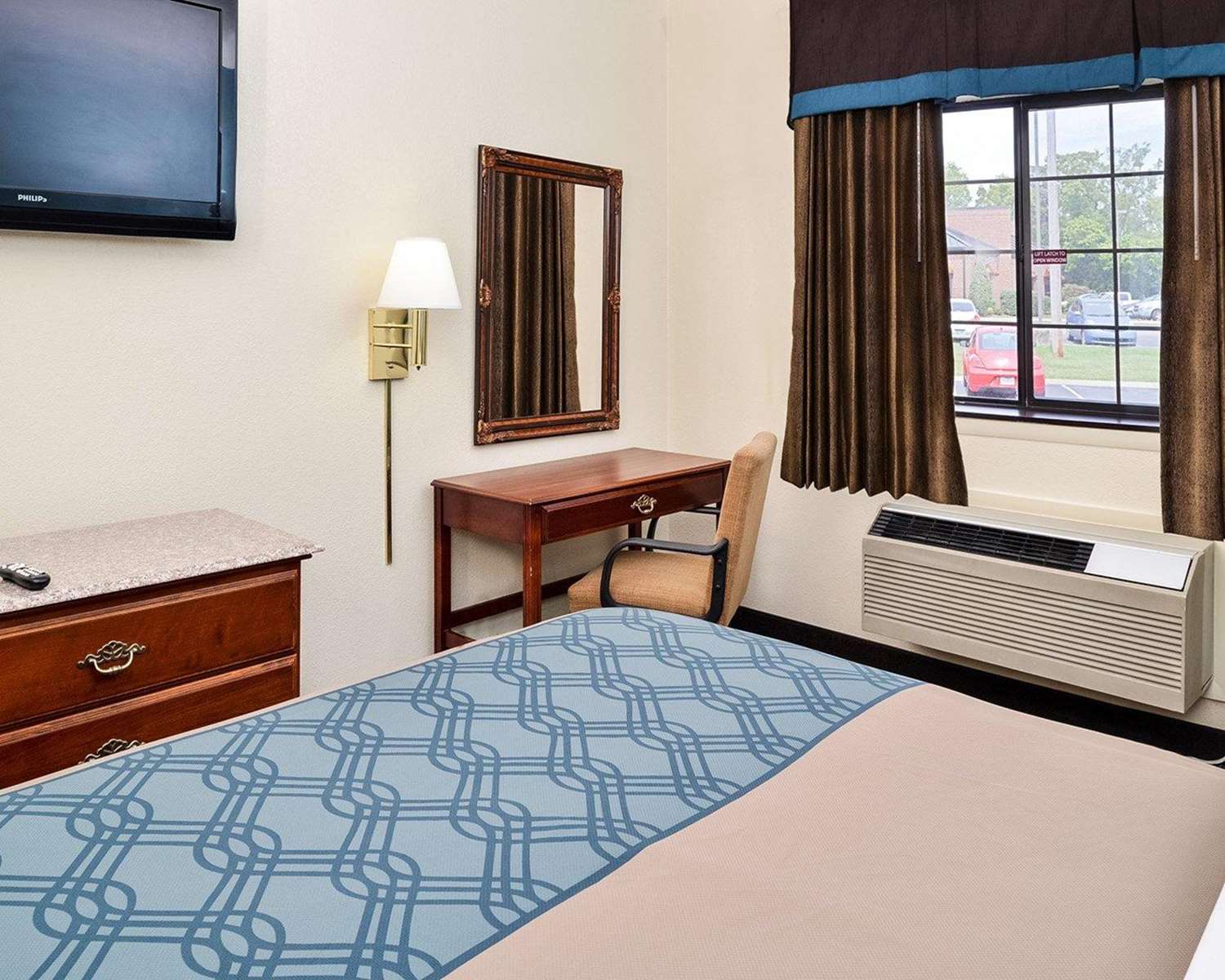Econo Lodge Inn and Suites Shelbyville 13/21