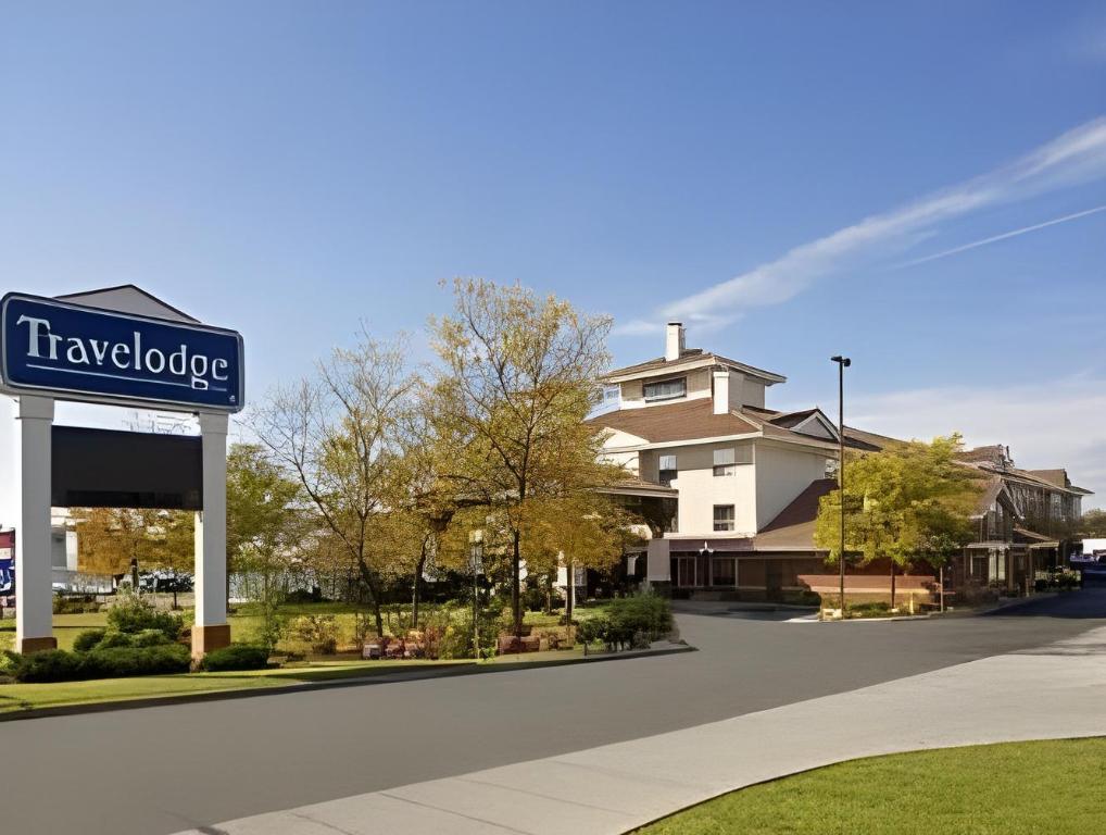 غرفة بسرير كوين وسرير مزدوج، Travelodge by Wyndham Oshawa Whitby 3/3