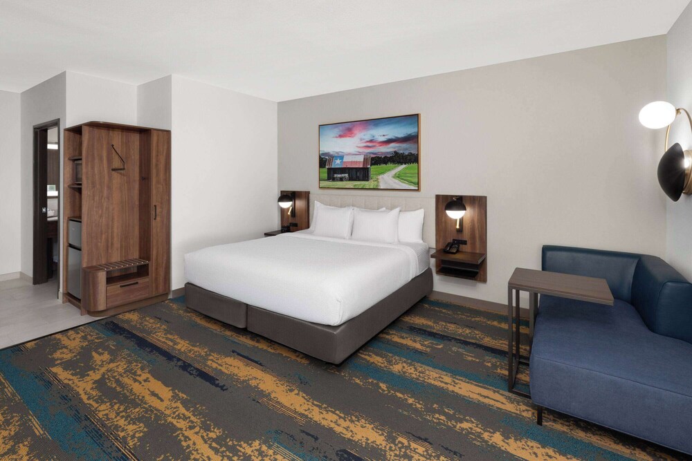 La Quinta Inn & Suites by Wyndham San Antonio at the RIM 19/43