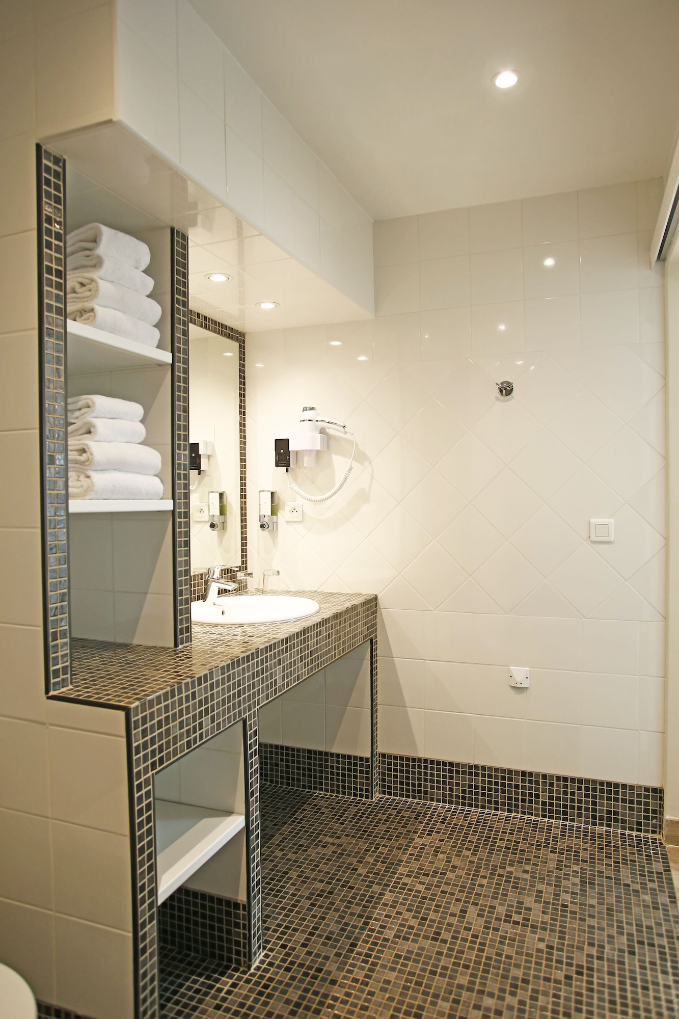 Privilege, Suite, 1 Queen and 1 Single Bed, Sea View, No Balcony، Le Saint Erasme 5/5