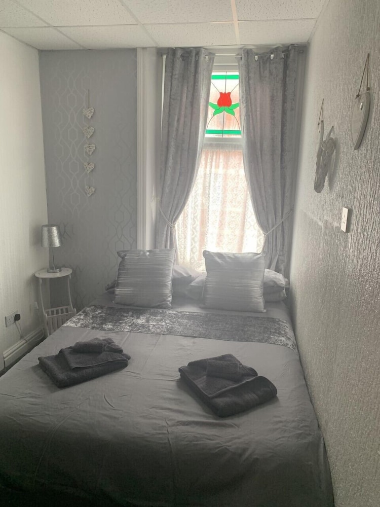 ROOM, DOUBLE BED