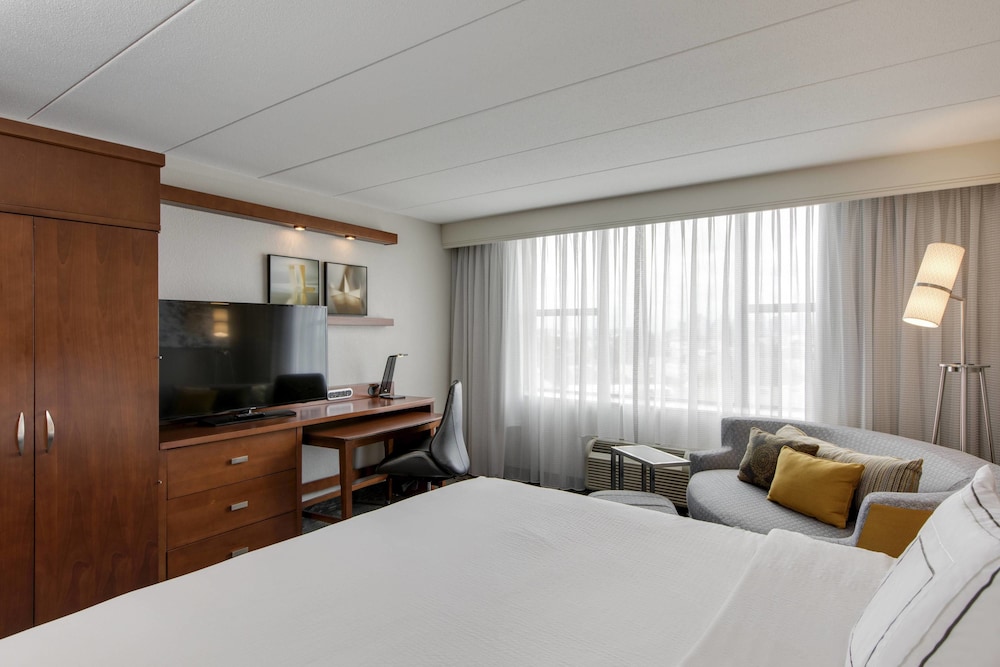 COURTYARD BY MARRIOTT LOGAN AIRPORT 12/49