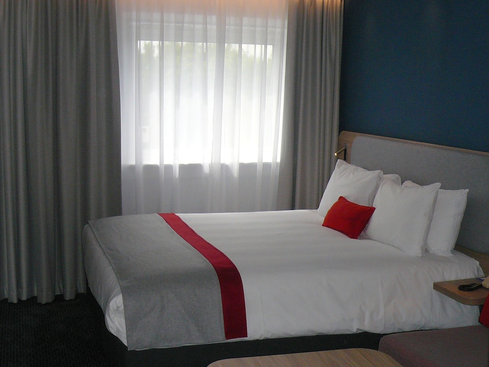 HOLIDAY INN EXPRESS KASSAM STADIUM 23/72