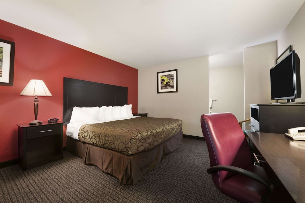 Travelodge by Wyndham Traverse City MI 11/27