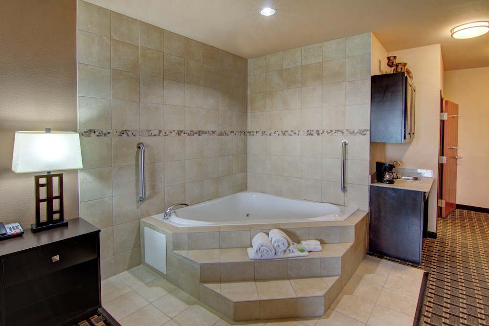 Feature, Standard, King Bed, Jetted Tub، Holiday Inn Express Hotel And Suites Huntsville 3/3