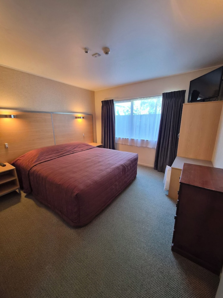 2 BEDROOMS, SUITE
