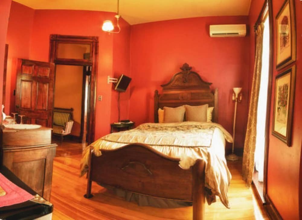 Whiskey Mansion Bed and Breakfast 5/22