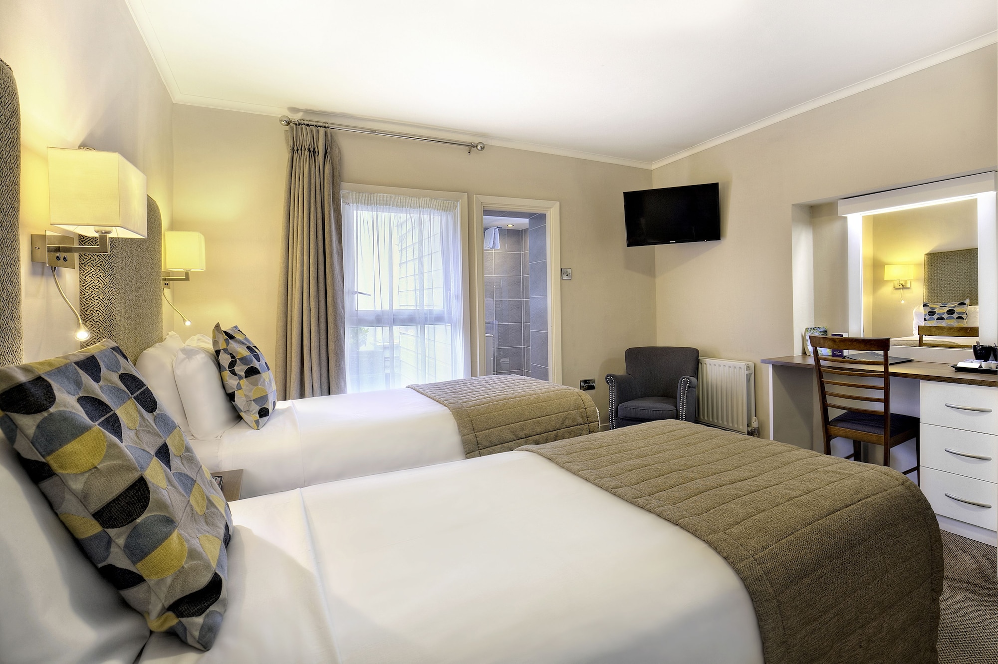 ROOM, TWIN BEDS