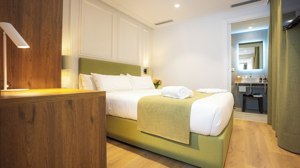 INTERIOR, DOUBLE BED