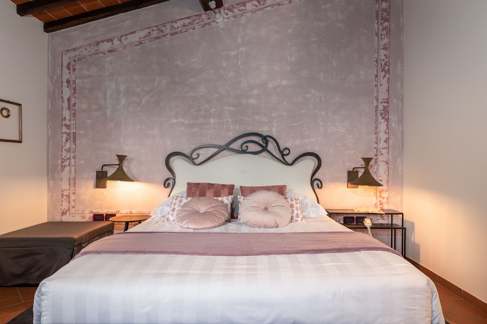 DESIGN, QUEEN BED, HILL VIEW