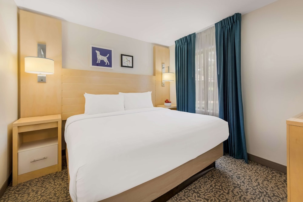 Suites Charlotte Arrowood 10/49
