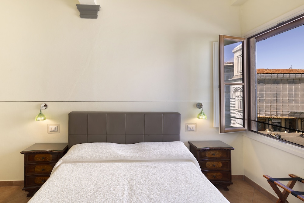 ROOM, DOUBLE BED, DUOMO VIEW
