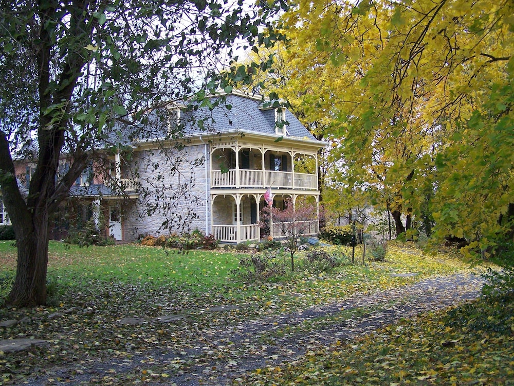 Fallen Tree Farm Bed & Breakfast 40/50