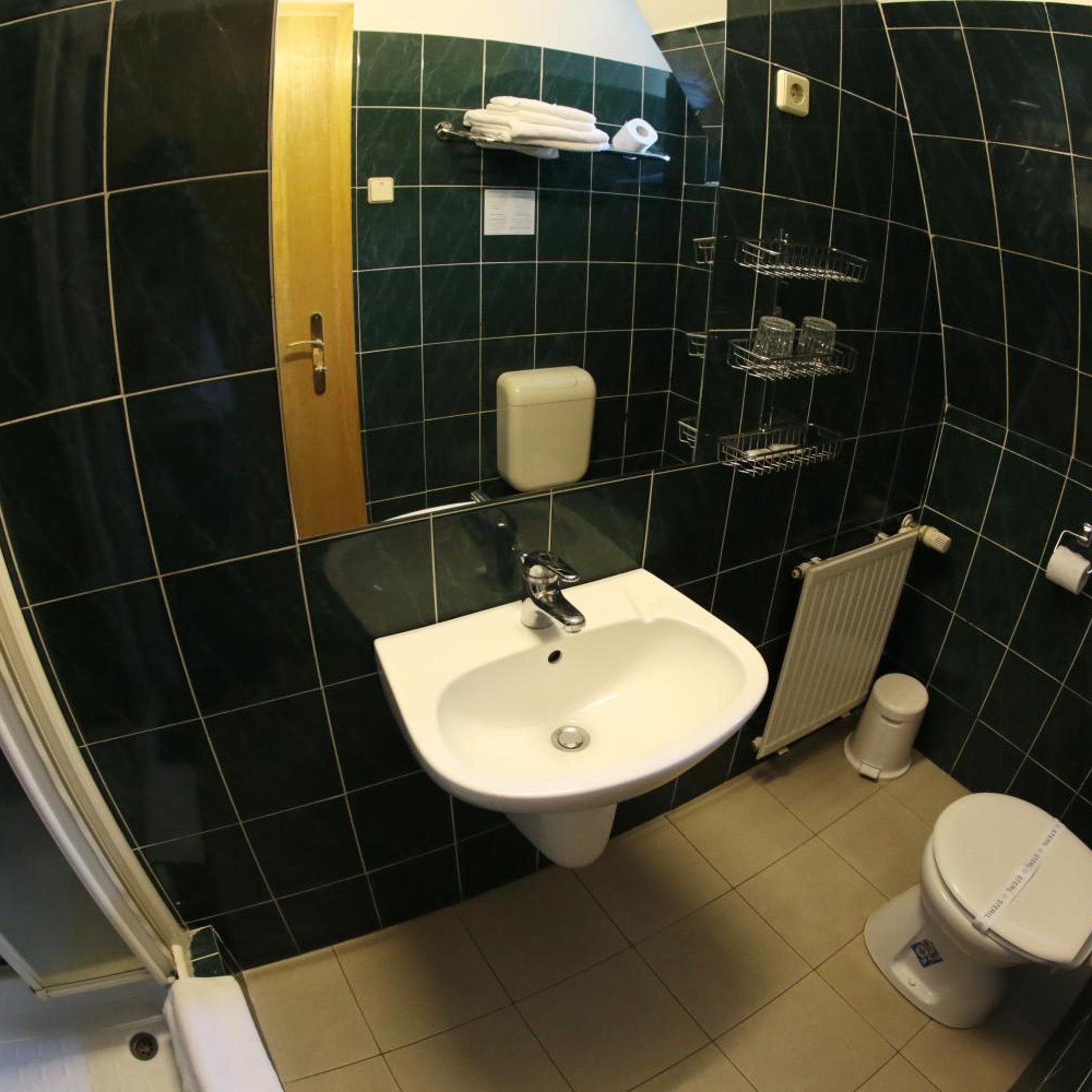 ROOM, SINGLE