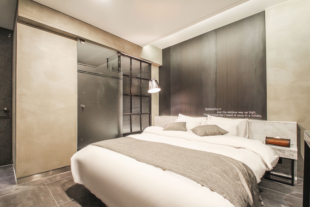 Hotel 2.4 13/50