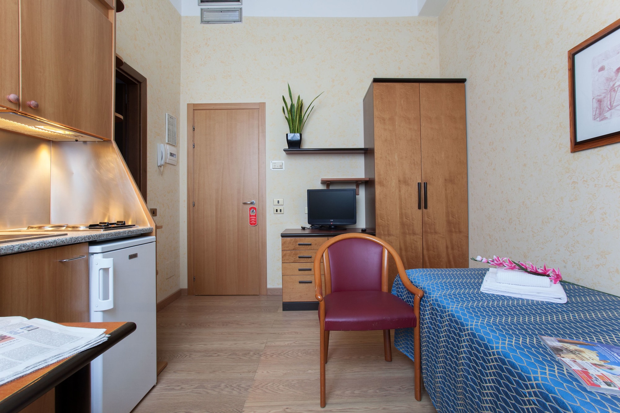 ROOM, SINGLE, KITCHENETTE