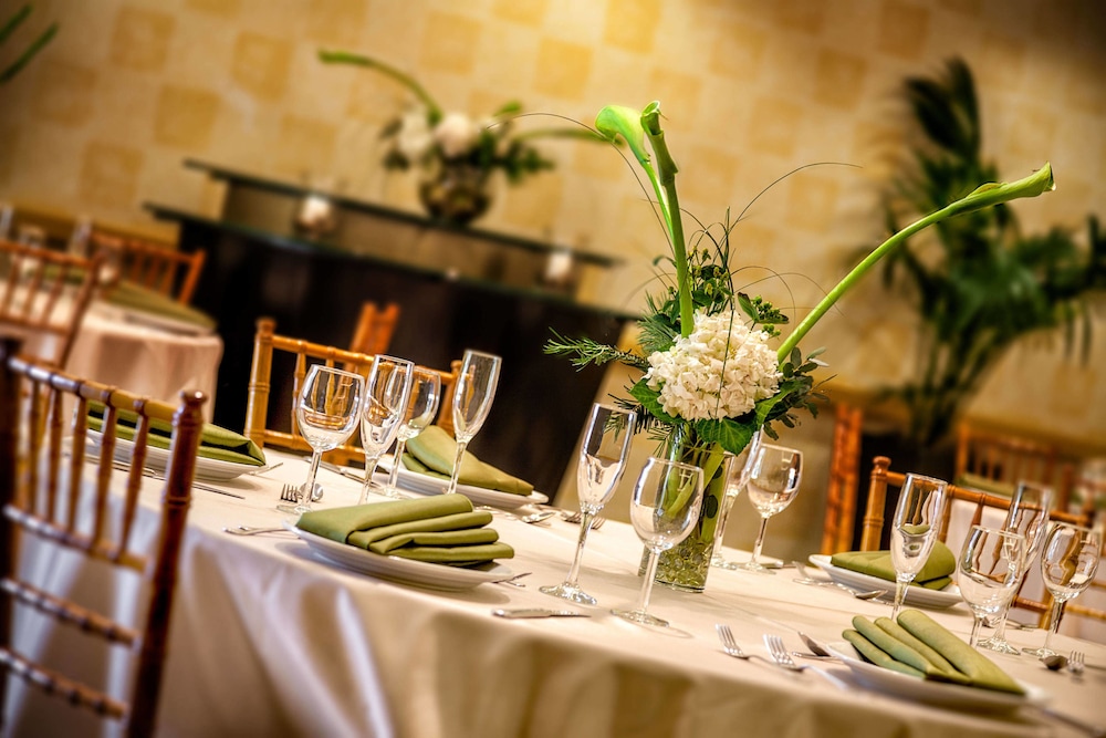 Renaissance Walnut Creek Hotel 23/25