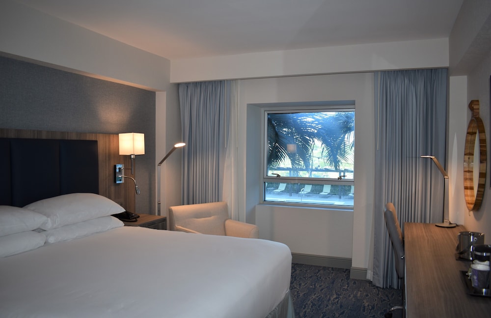 ROOM, KING BED, POOL VIEW