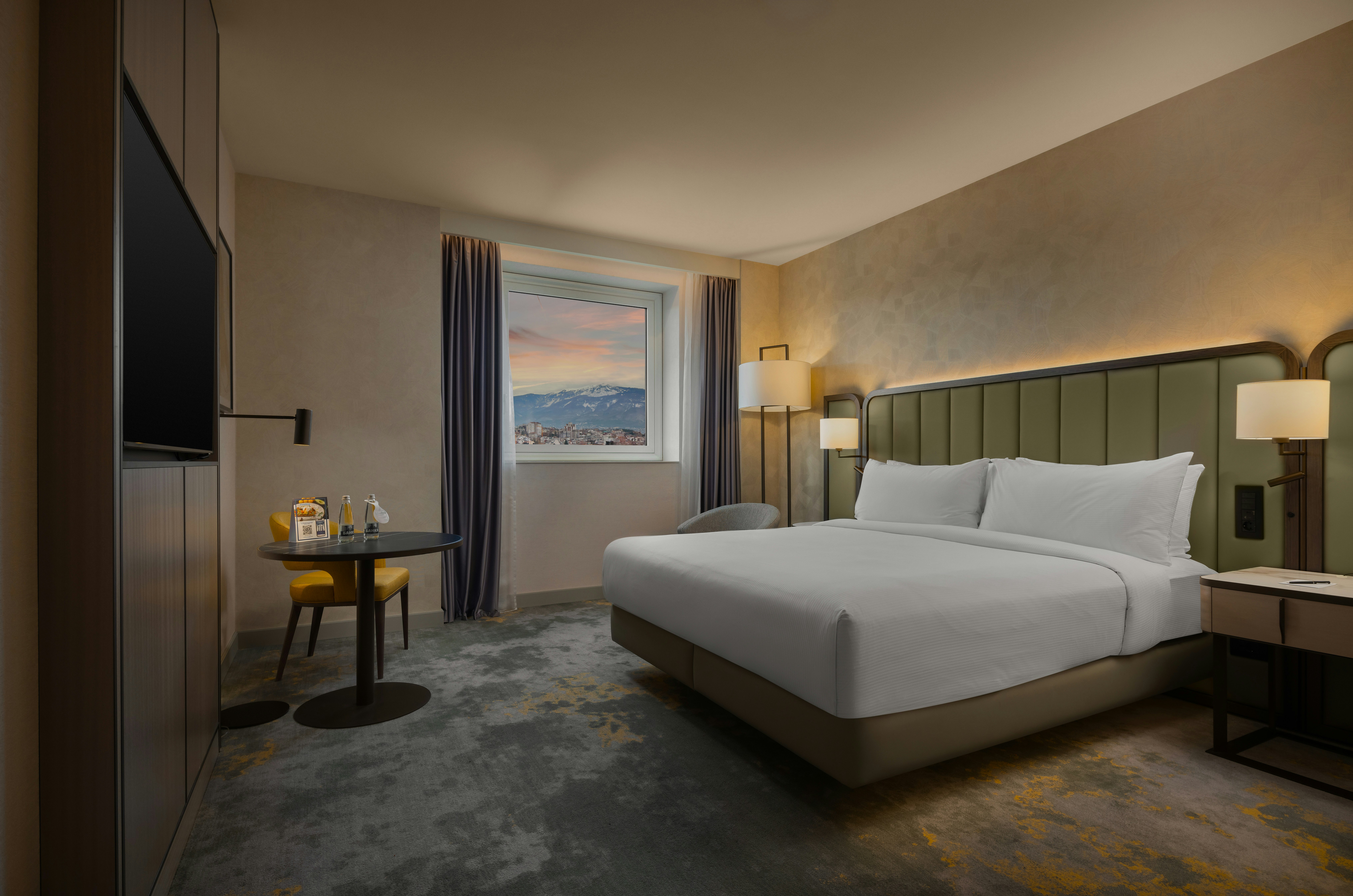 DELUXE, KING BED