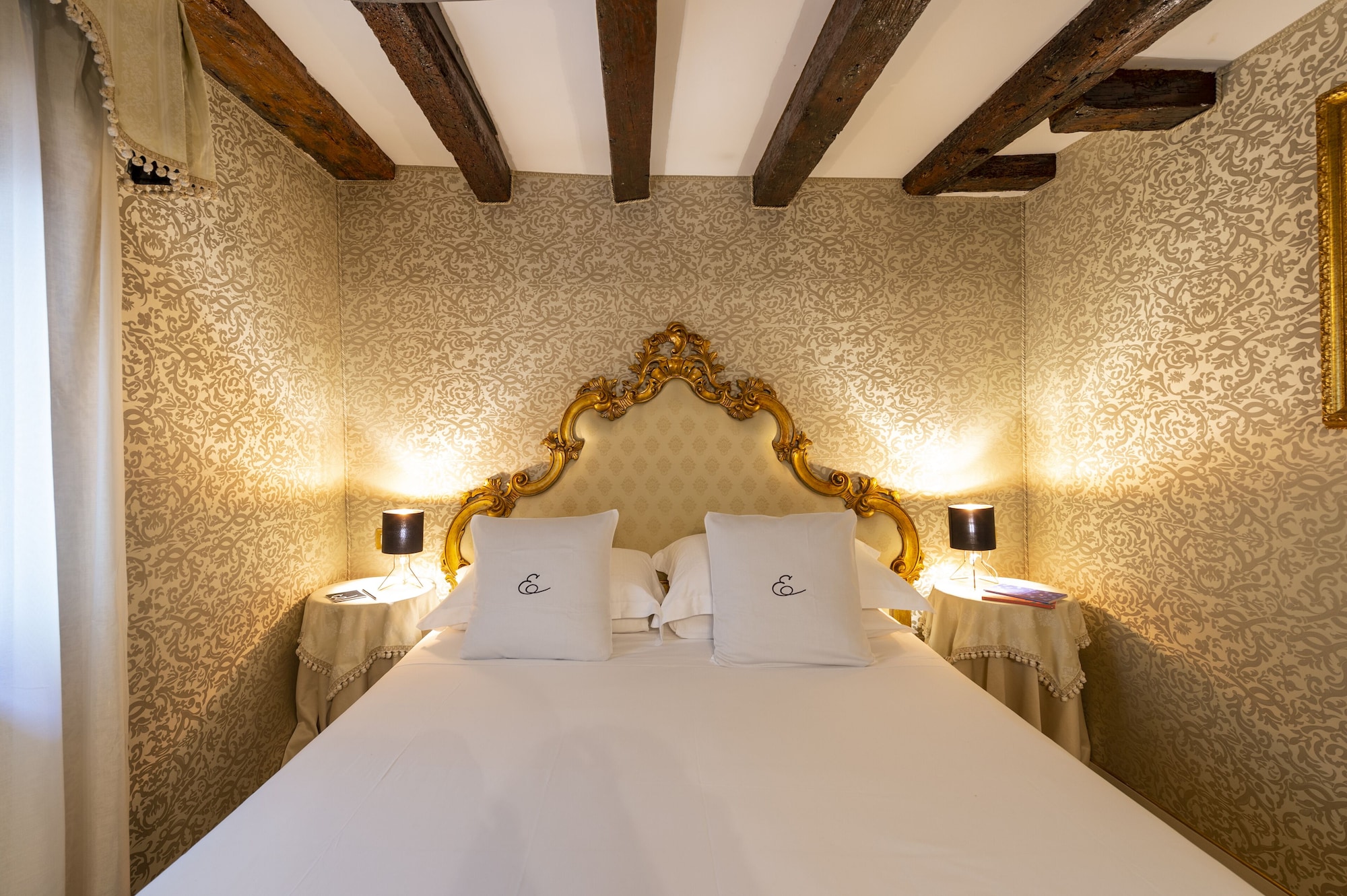 QUEEN BED, SMALL