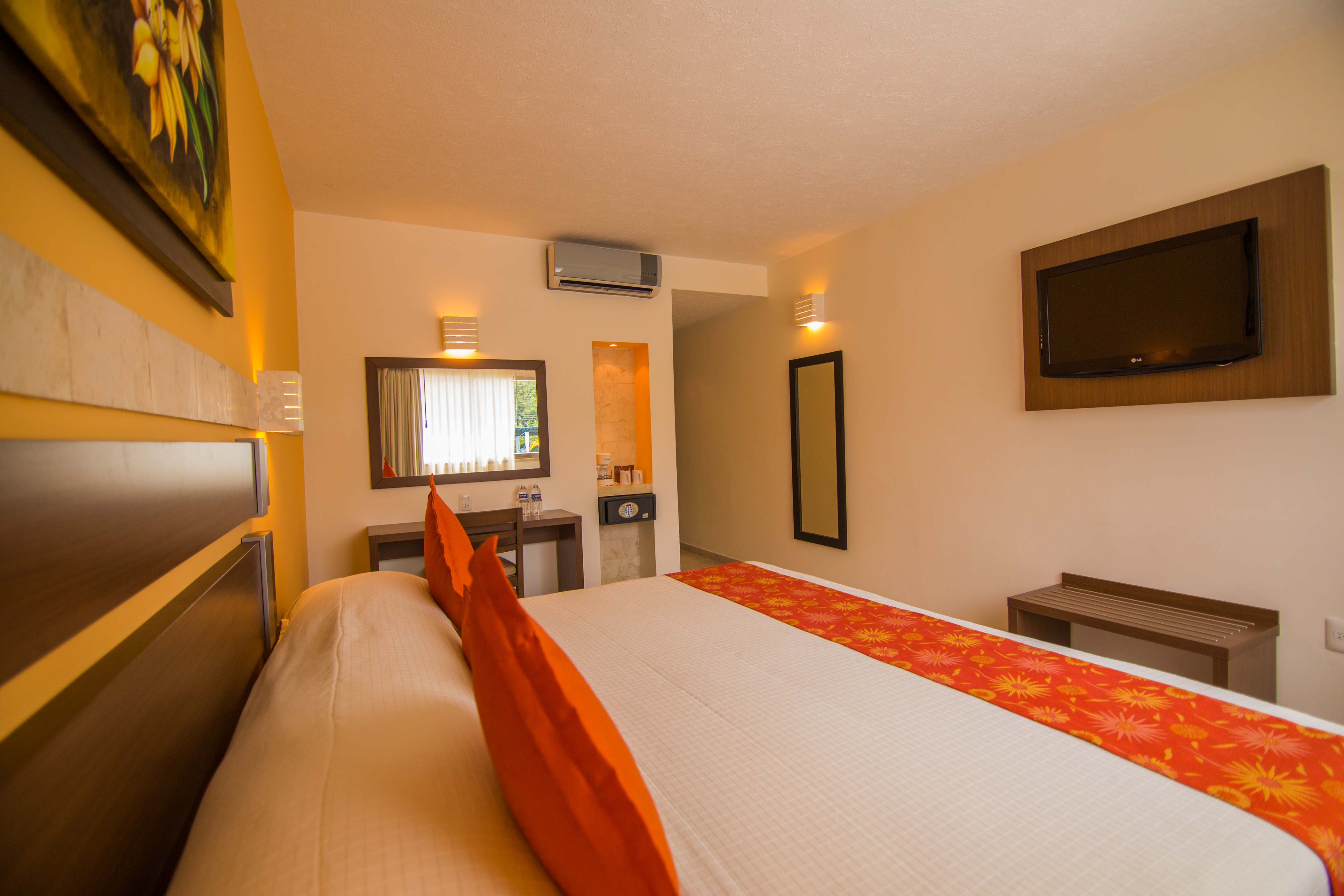 Room, King Bed, Street View