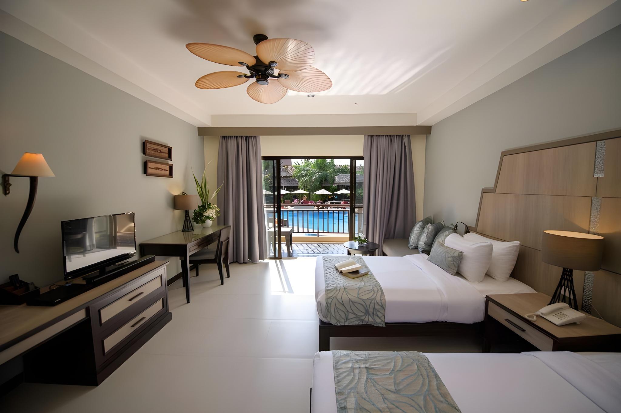 Pool, Deluxe, King Bed