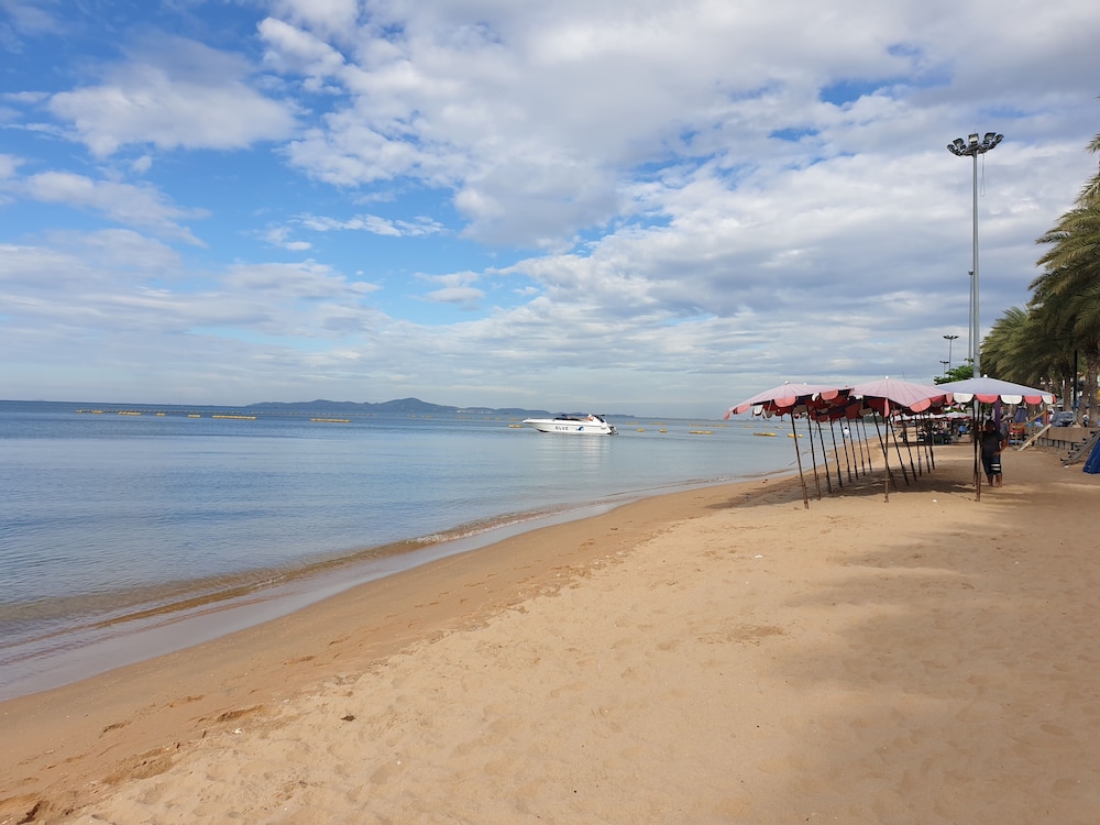 Treetops Pattaya Condominium 65/69