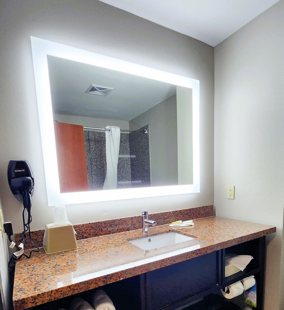 Days Inn & Suites By Wyndham Russellville 33/33
