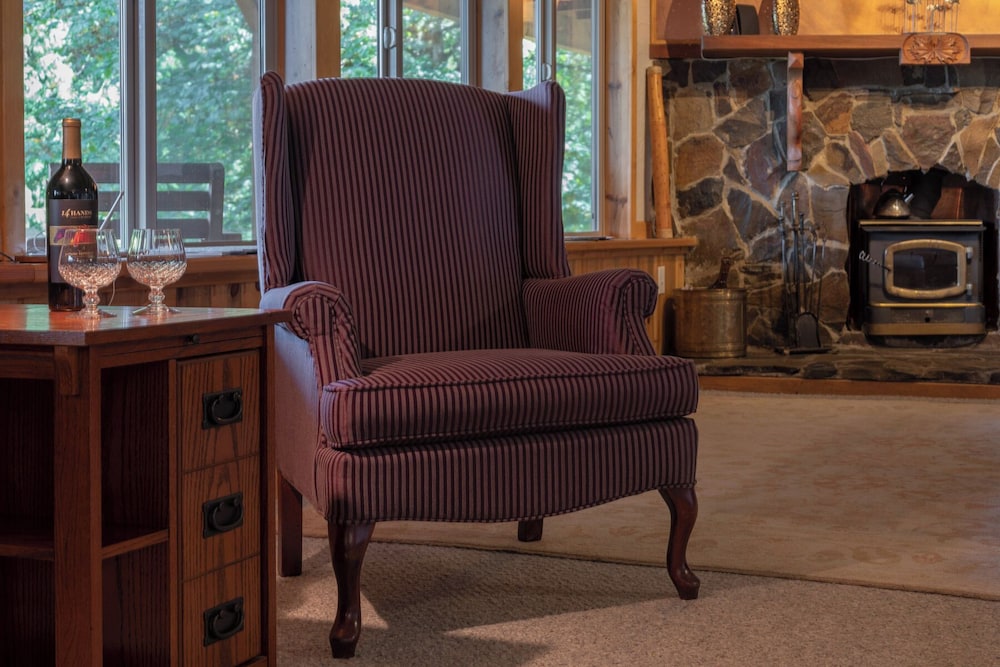 MapleRidge House: A BnB For All Seasons 20/50