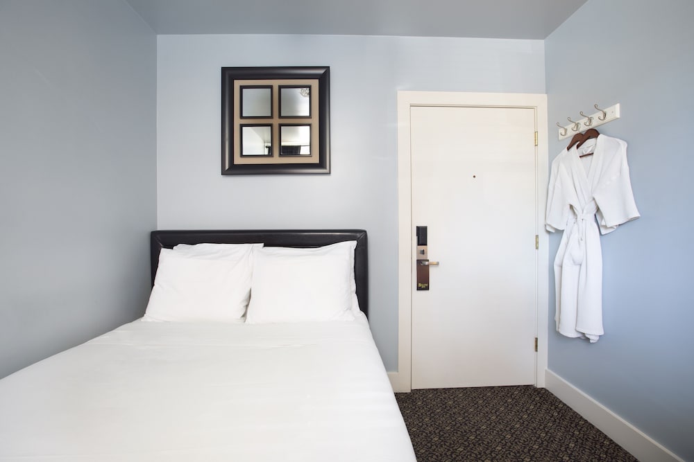 STANDARD, DOUBLE BED, SHARED BATHROOM