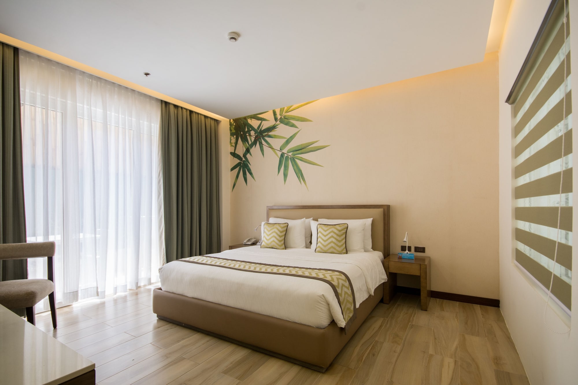 Garden Suite, King Bed, Atrium Wing
