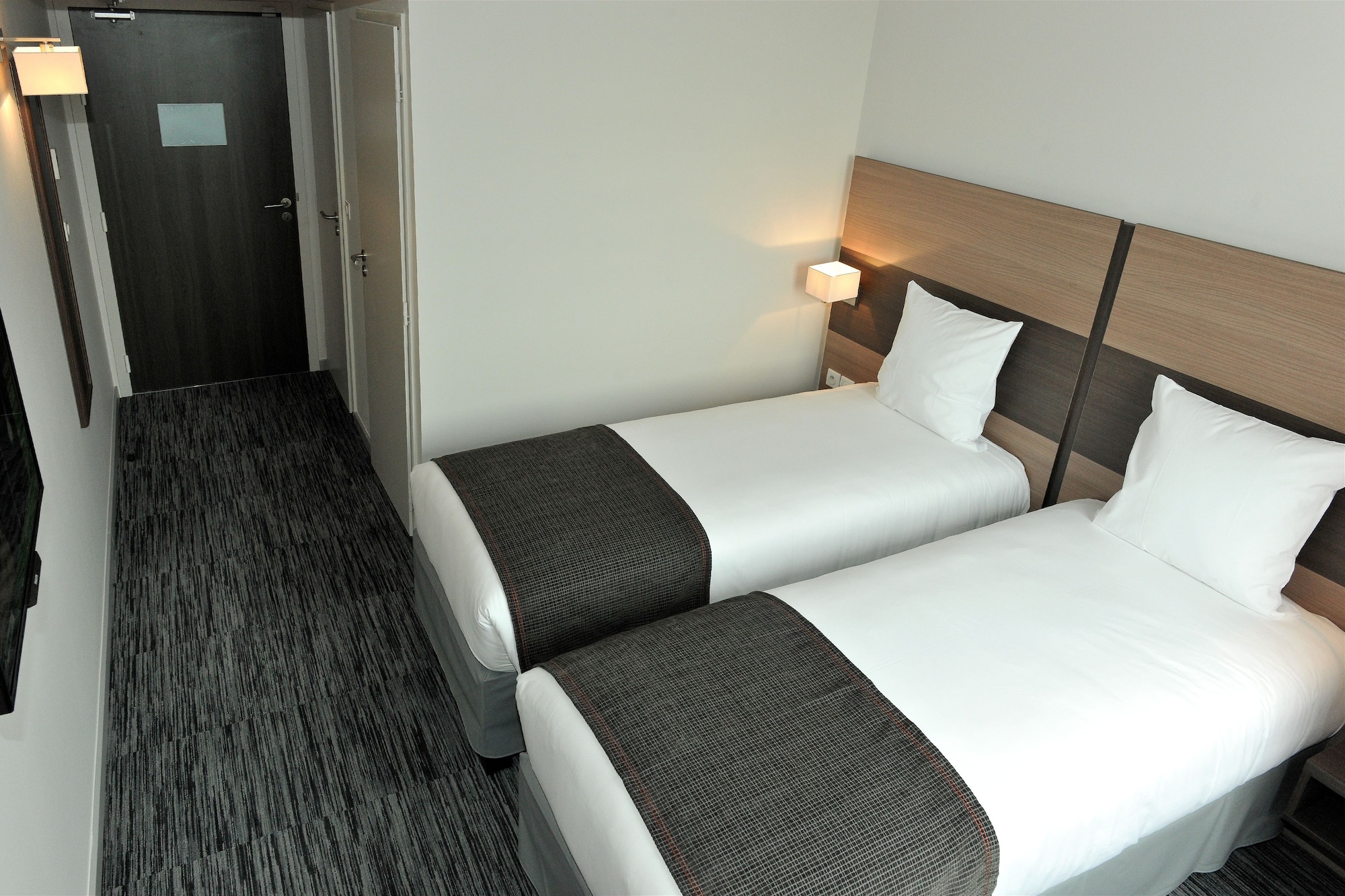 COMFORT, TWIN BEDS