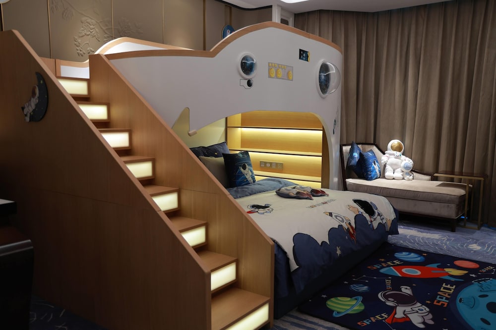 Theme, Space, King Bed