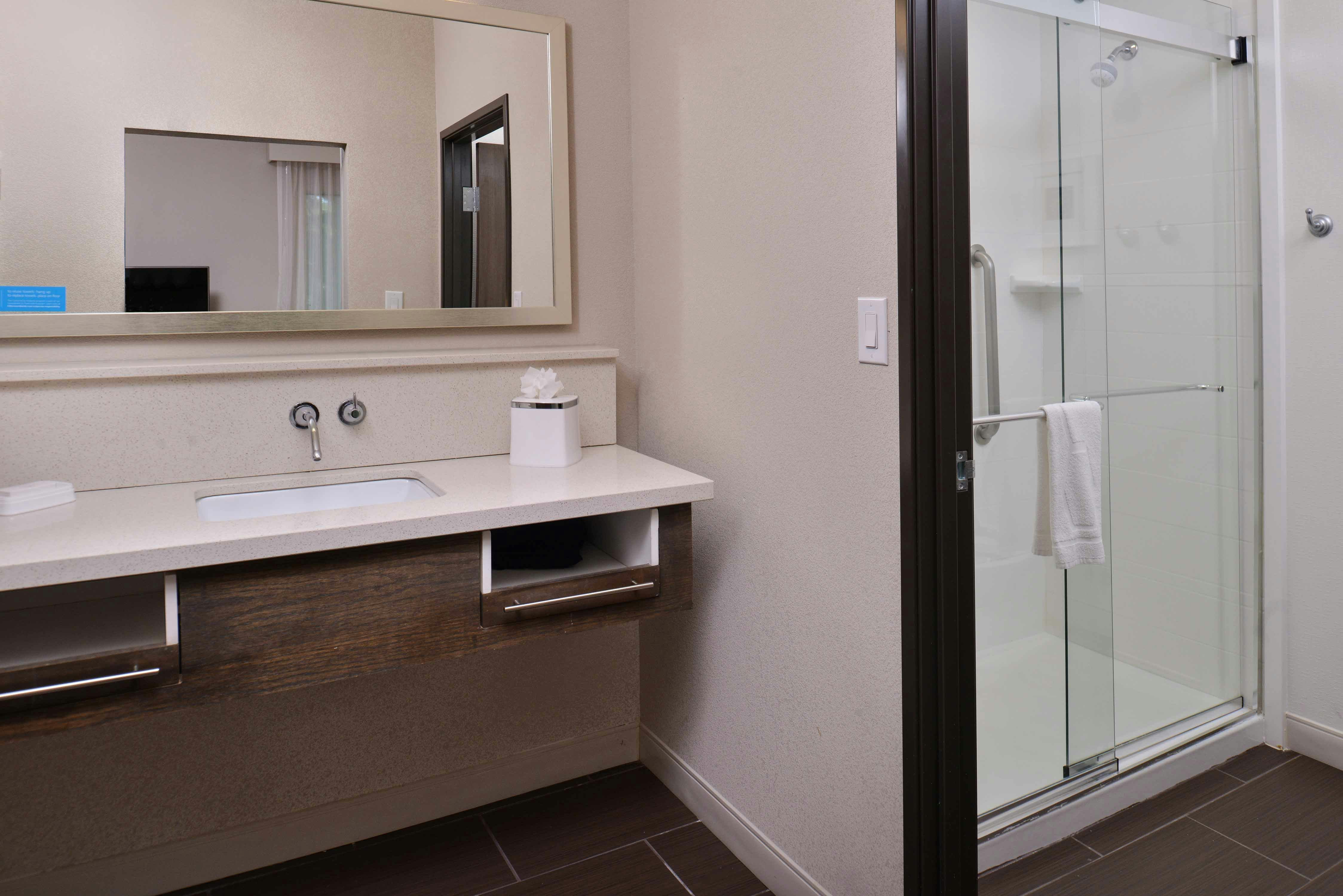 غرفة بسريرين كوين لذوي الإعاقة، Hampton Inn Suites Dallas Market Center 7/7