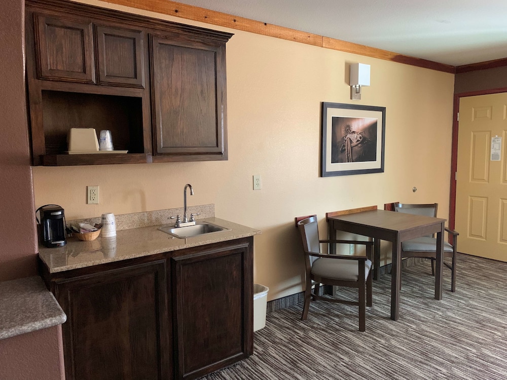 Best Western Windwood Inn & Suites 35/36