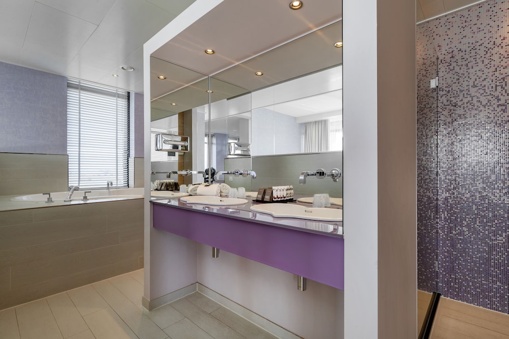 Wellness, White, Suite, Double Bed, Van Der Valk Hotel Sneek 3/4