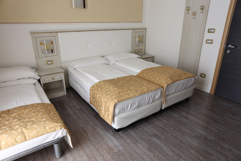 ROOM, TRIPLE