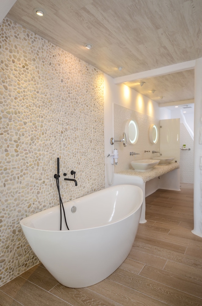 Cyano Suites 25/25