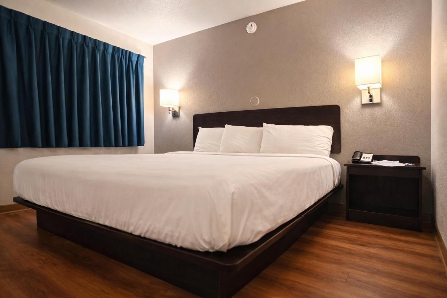 1 King Bed - Mobility Accessible RI Shower Nsmk، Motel6 Blythe, CA 5/10