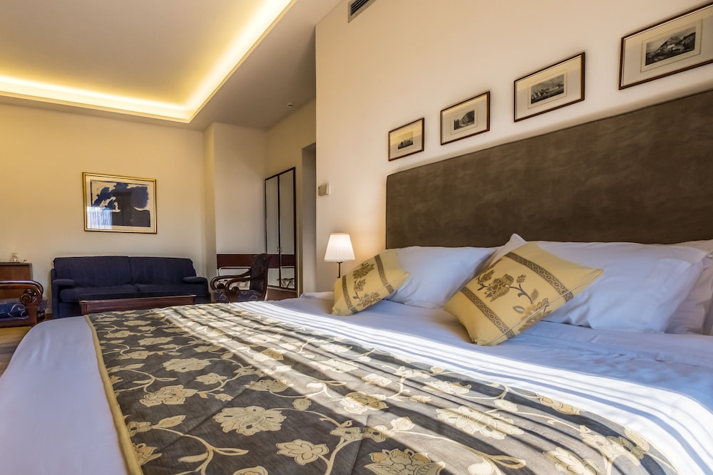Rex Hotel 24/48
