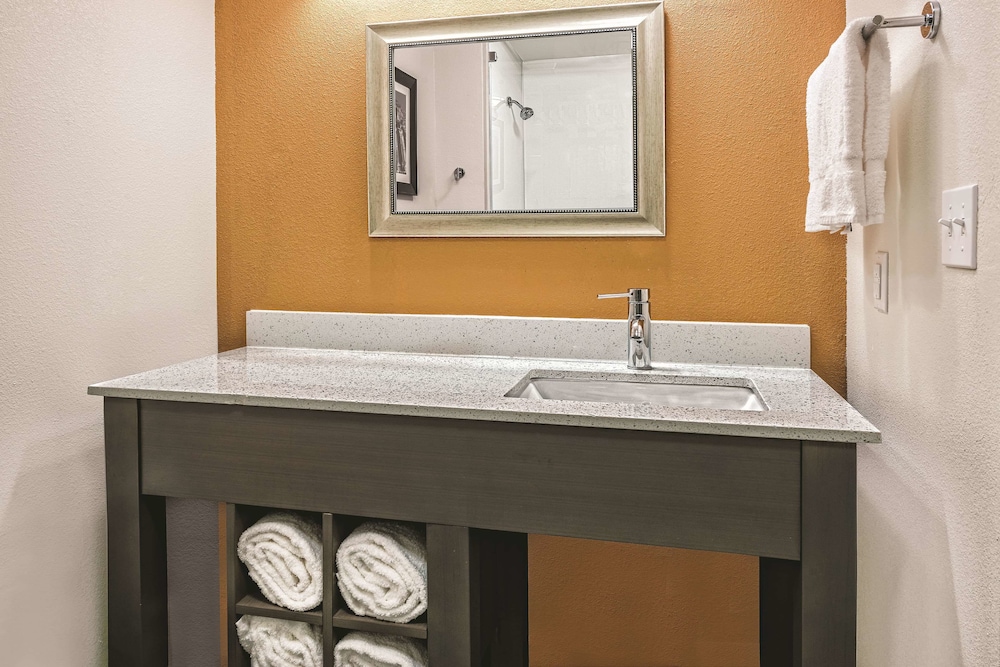 La Quinta by Wyndham San Antonio by Frost Bank Center 19/37