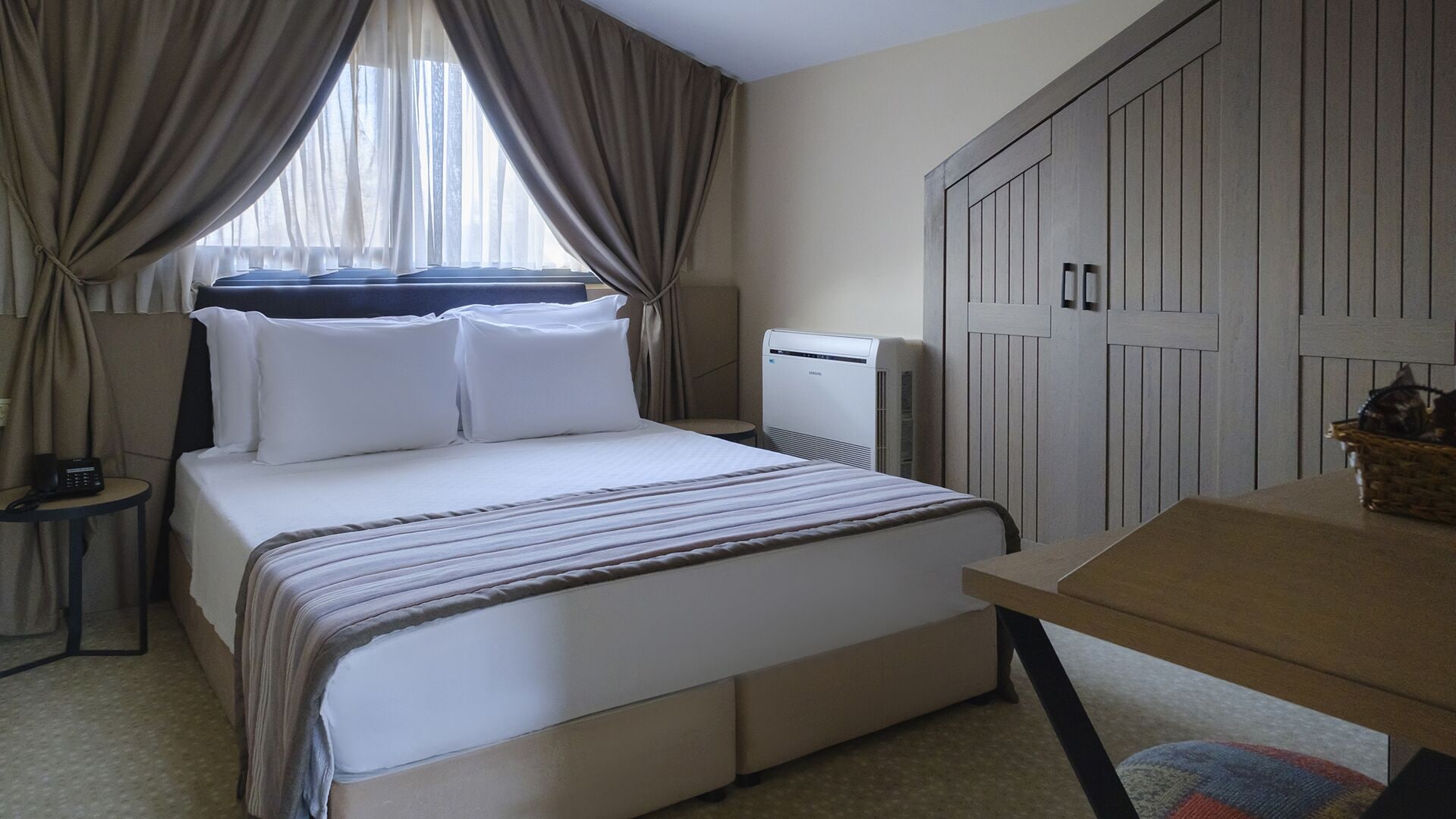 STANDARD, QUEEN BED