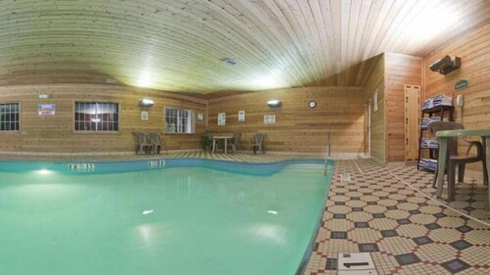 Holiday Inn Express Hotel Suites Defiance 3/52